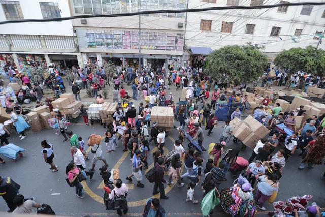 Las arterias que forman el emporio comercial de Mesa Redonda son las que concentran la mayor cantidad de ambulantes informales en el Cercado de Lima. (Foto: Hugo Pérez)