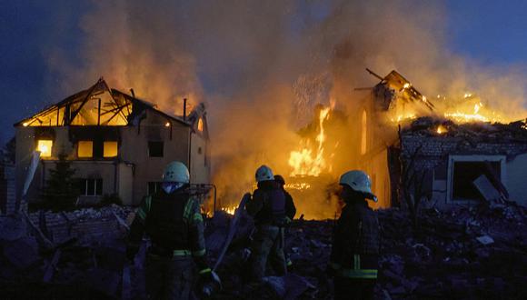 Rescatistas ucranianos trabajan para extinguir un incendio en el lugar de un ataque nocturno con misiles contra edificios privados en Kharkiv, noreste de Ucrania, el 10 de mayo de 2024. (Foto de EFE/EPA/SERGEY KOZLOV)