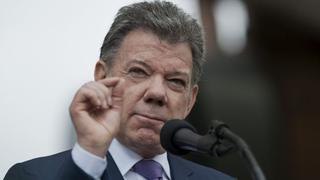 Santos exige a ministros viajar en clase económica para ahorrar