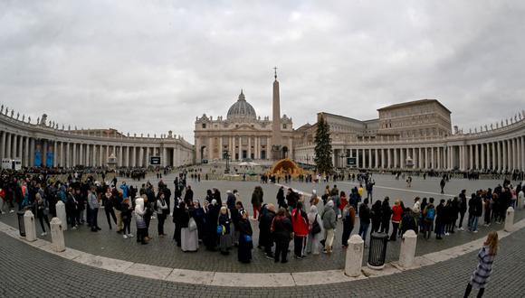 La gente espera en fila para rendir homenaje al cuerpo del papa emérito Benedicto XVI en la basílica de San Pedro en el Vaticano, el 2 de enero de 2023. (ANDREAS SOLARO / AFP).