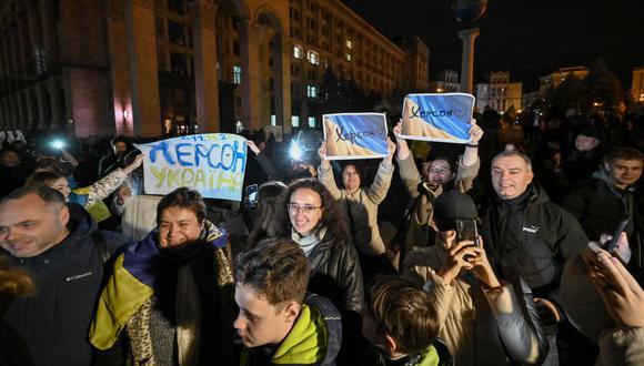 La gente sostiene un eslogan que dice "11/11/2022 - Kherson - Ucrania" mientras se reúnen en la plaza Maidan para celebrar la liberación de Kherson, en Kyiv el 11 de noviembre de 2022, en medio de la invasión rusa de Ucrania. (Foto de Genya SAVILOV / AFP)
