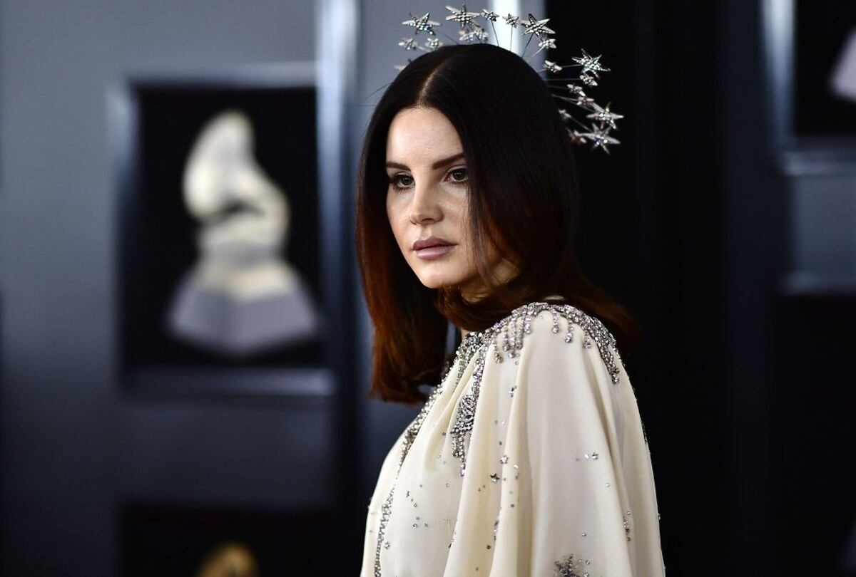 La cantautora Lana del Rey señaló a Ariana Grande, Beyoncé, Camila Cabello y más artistas femeninas de lograr éxitos con canciones sobre ser sexy y el sexo. (AFP).