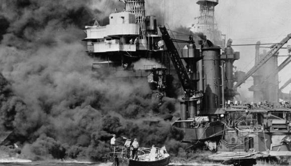 El USS Arizona tras el ataque japonés a Pearl Harbor en 1941. (Reuters)