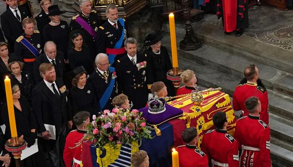Sofía y Juan Carlos I de España acompañan al rey Felipe VI y a la reina Letizia en el funeral de Estado de la reina Isabel II celebrado en la Abadía de Westminster, en Londres. (Gareth Fuller / AFP).