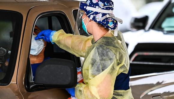 Personal médico realiza pruebas de coronavirus Covid-19 en Miami, Florida.  (Foto de CHANDAN KHANNA / AFP).