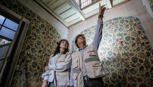 En un salón de la Casa Barbieri, Helen Durán y Paul Chauca, miembros del equipo de Cultura Intacta,  analizan su futura restauración.