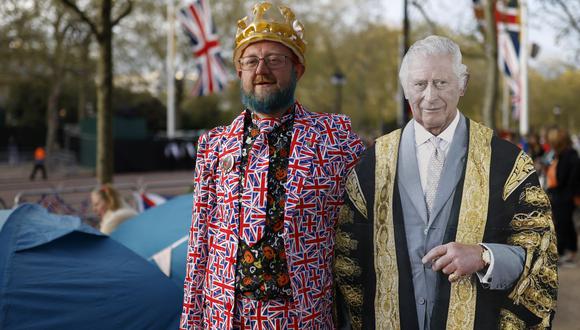 Un fan real, Bartley Graham, posa junto a un recorte de tamaño real del rey Carlos III de Gran Bretaña, en The Mall en el centro de Londres, el 4 de mayo de 2023, antes del fin de semana de coronación. (Foto de Odd ANDERSEN / AFP)