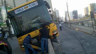 Bus se empotró en rampa de la Vía Expresa en Miraflores