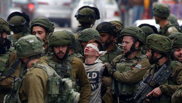 Un manifestante es detenido por soldados israelíes en la ciudad cisjordana de Hebrón durante las protestas en rechazo de la decisión de Donald Trump de reconocer a Jerusalén como capital de Israel. (EFE)