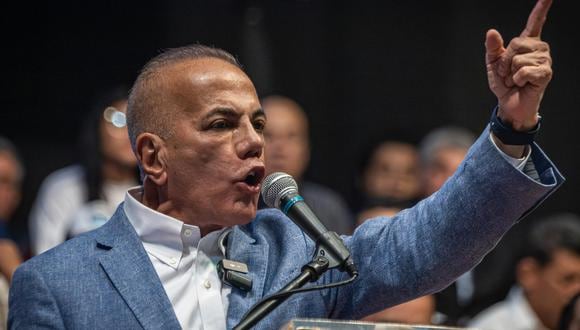 El candidato opositor a las elecciones presidenciales de Venezuela, Manuel Rosales, habla durante un evento este miércoles en Maracaibo. (EFE/ Henry Chirinos).