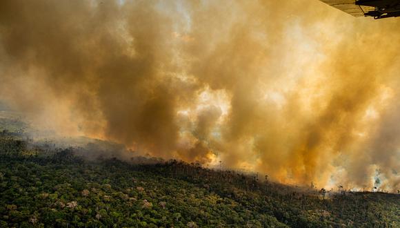 Incendios ardiendo en la Amazonía el 17 de agosto de 2020, junto a los límites del Territorio Indígena Kaxarari, en Labrea, estado de Amazonas. Imagen de Christian Braga / Greenpeace.