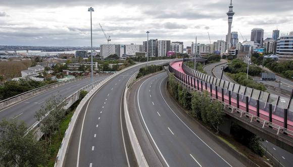 En esta foto de archivo tomada el 14 de agosto de 2020, la autopista normalmente ocupada está desierta a media mañana en Auckland, Nueva Zelanda. (DAVID ROWLAND / AFP).