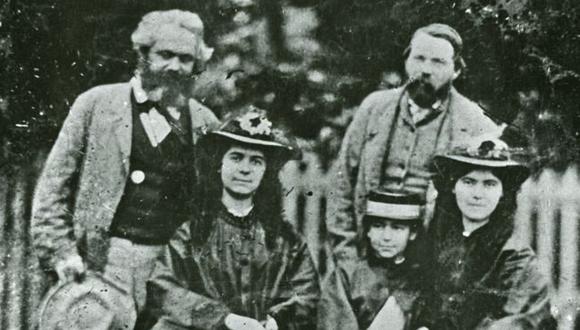 Eleanor, en el medio, junto a sus hermanas Jenny (izquierda) y Laura. Las acompañan su padre, Karl Marx, y su amigo, Federico Engels. (Getty Images).