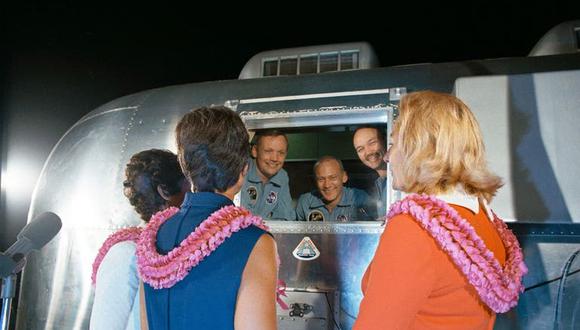 Nixon saluda a los astronautas de la Apolo 11 durante su cuarentena. (Foto: NASA)