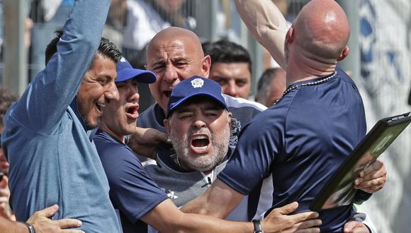 Diego Maradona debutó con derrota (2-1 ante Racing) como técnico de Gimnasia. (Foto: AFP)