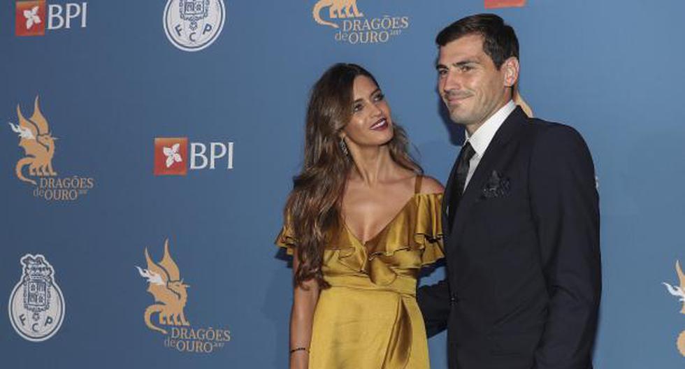 Sara Carbonero luce hermosa con un vestido dorado al lado de Iker Casillas. (Foto: Getty Images)