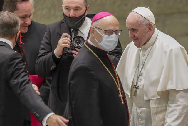 Imagen del papa Francisco saludando a los prelados al final de su audiencia general semanal  en el Vaticano. El sumo pontífice cambió sus costumbres por el coronavirus. (AP/Andrew Medichini).