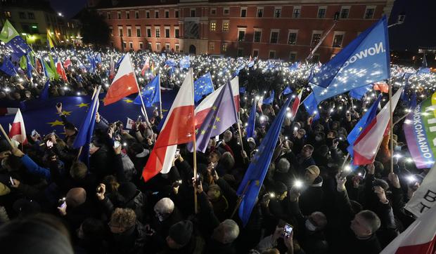 Tysiące ludzi zgromadziło się w Warszawie, by wesprzeć członkostwo Polski w Unii Europejskiej.  EFE