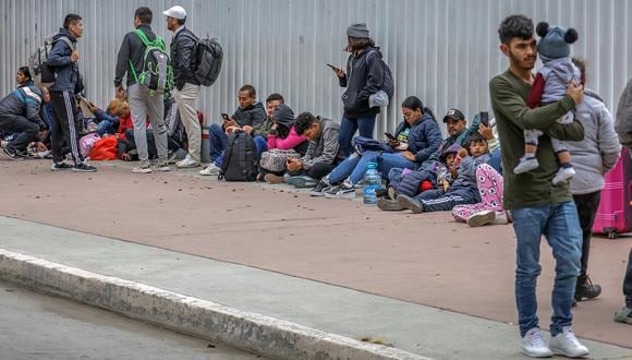 Migrantes esperan afuera de la garita internacional del Chaparral, el 10 de junio de 2023, en la ciudad fronteriza de Tijuana, México. (Foto de Joebeth Terríquez / EFE)