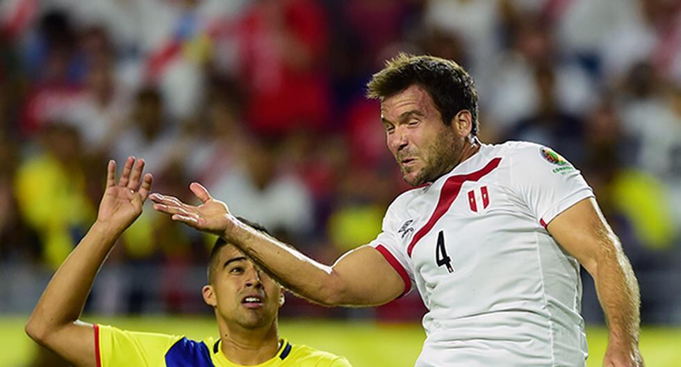 Cuando la Selección Peruana estaba 2-0 ante Ecuador, Renzo Revoredo tuvo la gran chance de pone el tercer gol que cerraba el partido, pero falló por poco. (Foto: AFP)