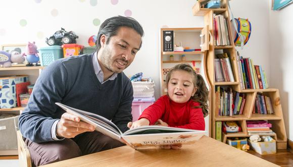 El periodista y editor Alberto Rincón acaba de publicar "Diez tigres y un zorro", su primer libro para niños, ilustrado por Celeste Vargas Hoshi. Otros títulos del autor son "Cualquier tiempo pasado" y "Las palabras de Chabuca". Junto a su pequeña Julia está armando una nueva biblioteca. (Foto: Elías Alfageme)