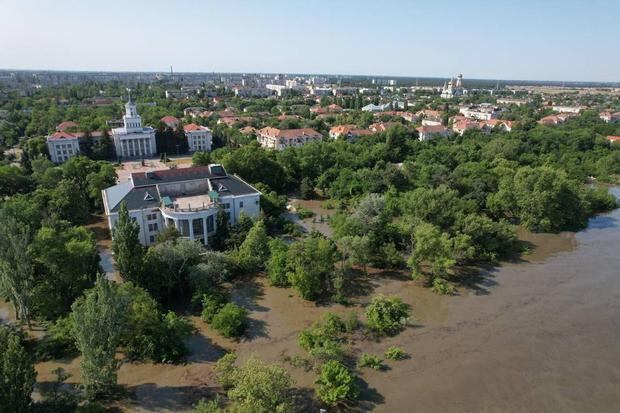 Flooding in the occupied city of New Khakovka, home to the government installed by Moscow, after one of Ukraine's largest and most important dams was destroyed on Tuesday.  (EFE).