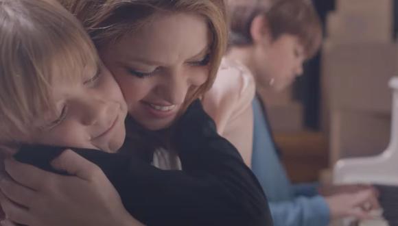 La cantante abraza a su hijo Sasha en el videoclip de "Acróstico" (Foto: Shakira / YouTube)
