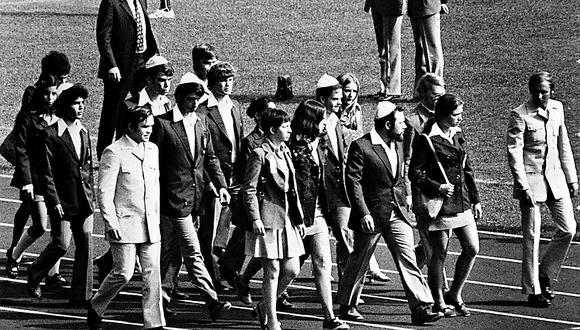 Una foto tomada el 6 de septiembre de 1972 muestra a miembros del equipo israelí de los Juegos Olímpicos marchando al campo del estadio olímpico de Múnich para asistir a la ceremonia conmemorativa en homenaje a sus compatriotas muertos por un comando de terroristas palestinos. [Foto: AFP]