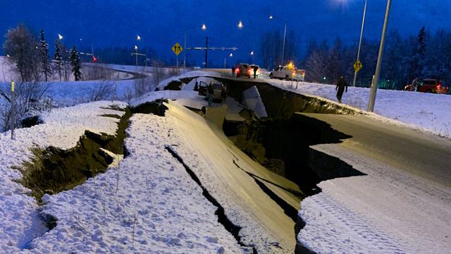 Terremoto de magnitud 7 en Alaska deja grandes daños en Anchorage. (Reuters).