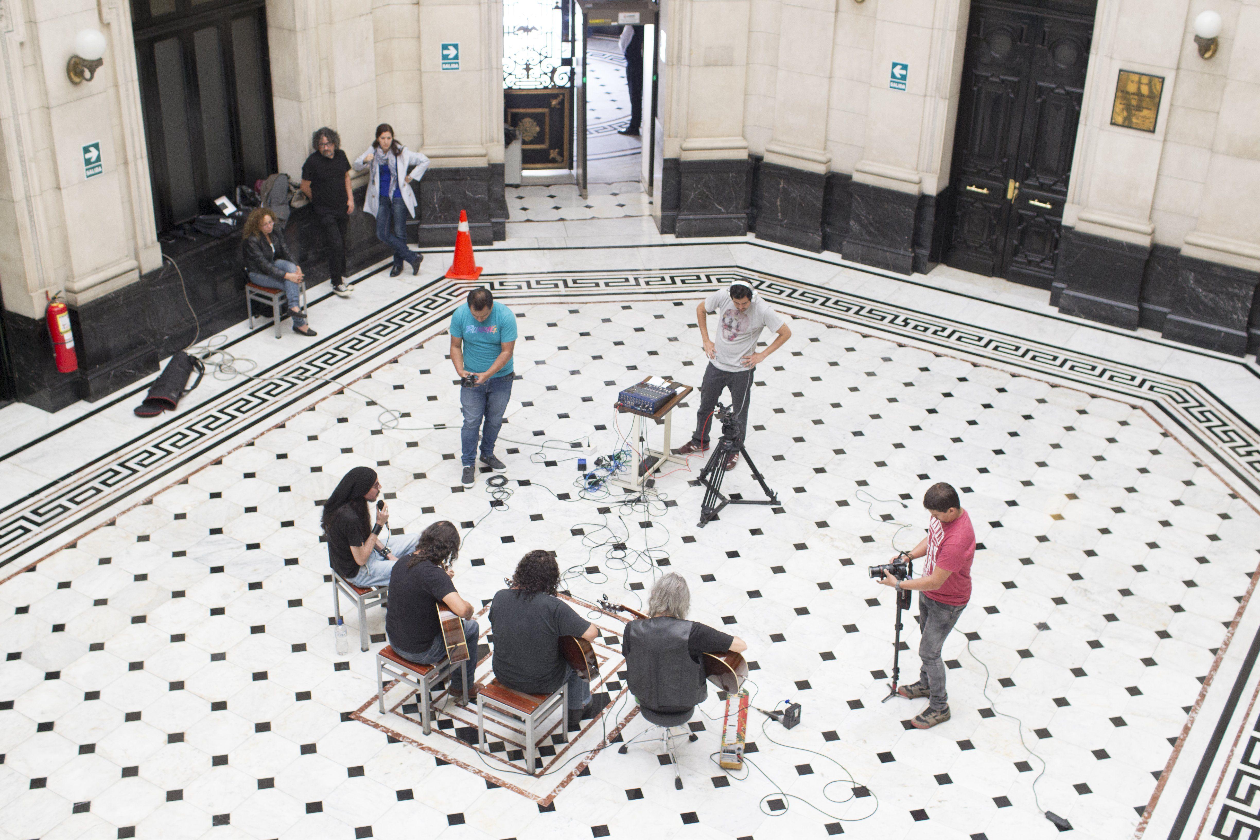La banda Frágil grabando una sesión acústica en El Comercio. Foto: Richard Hirano/ El Comercio