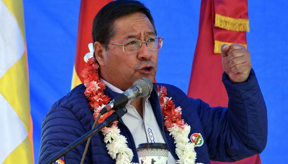 El presidente de Bolivia, Luis Arce, pronuncia un discurso durante un mitin organizado por la Central de Trabajadores de Bolivia (COB), el 1 de mayo de 2022. (Foto por Aizar RALDES / AFP)