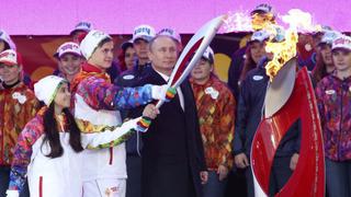 Putin recibió la antorcha de los Juegos Olímpicos de Invierno 2014
