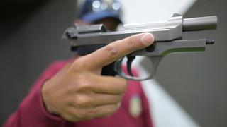 Las pistolas traumáticas, el peligroso “juguete” que puede matar y se comercializa libremente en Colombia
