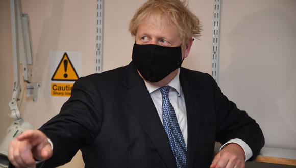 El primer ministro británico, Boris Johnson, hace gestos durante su visita al Centro Médico Tollgate en Becton, este de Londres. (AFP/Jeremy Selwyn).