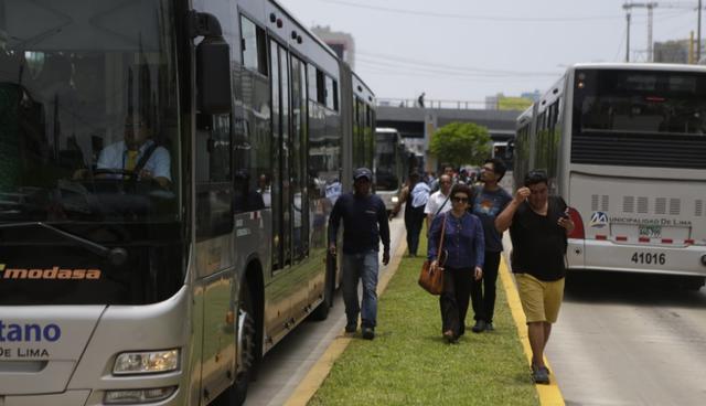 Algunas personas optaron por bajar de los buses del Metropolitano y caminar hasta la parte alta de la Vía Expresa. (Foto: Alonso Chero / El Comercio)
