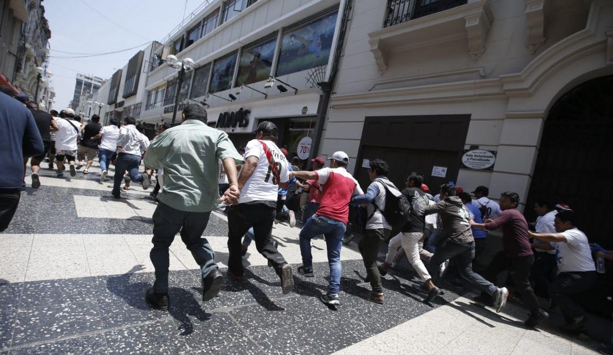La Policía retiró a los 'colectiveros' que estaban en el Jirón de la Unión. (Foto: Mario Zapata Nieto/GEC)