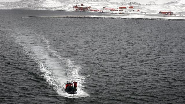 Final de campaña. Lancha que transporta científicos y militares desde la base Carlini hacia el buque Canal de Beagle. (Foto: La Nación)