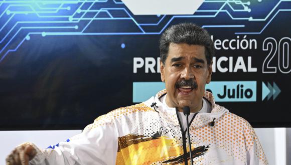 El presidente de Venezuela, Nicolás Maduro, habla en la sede del Consejo Nacional Electoral (CNE) durante la formalización de su candidatura ante la autoridad electoral venezolana en Caracas el 25 de marzo de 2024. (Foto de Federico Parra/AFP)