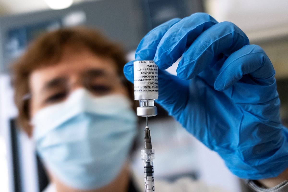 Una trabajadora de la salud prepara una dosis de la vacuna contra el coronavirus en el hospital Sant'Andrea en Vercelli, Piamonte, Italia, el 15 de abril de 2021. (MARCO BERTORELLO / AFP).