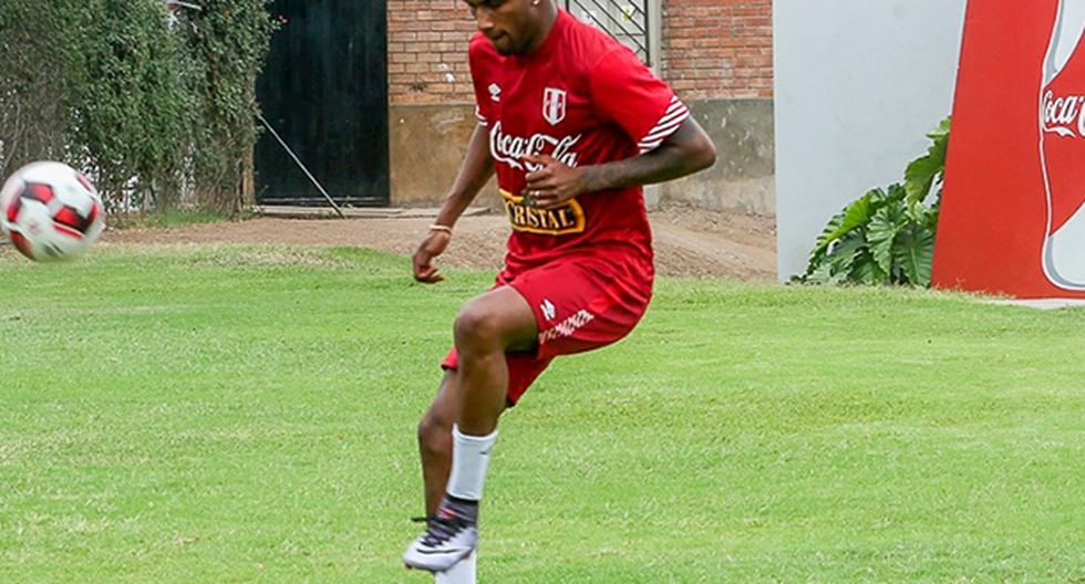 Carlos Ascues sufrió una sensible lesión en la rodilla izquierda. Ya fue operado pero aún no se sabe si llegará al reinicio de las Eliminatorias con la Selección Peruana (Foto: FPF)