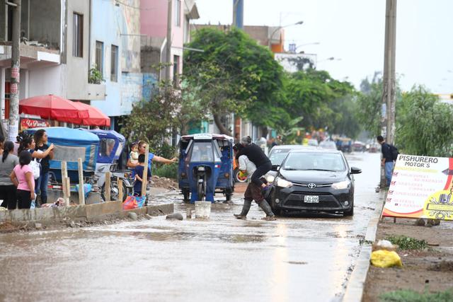 El agua que discurre por las calles de Ñaña se debe a la activación de al menos ocho quebradas en Chosica y Chaclacayo por fuertes lluvias. (Fotos: Jesús Saucedo / GEC)