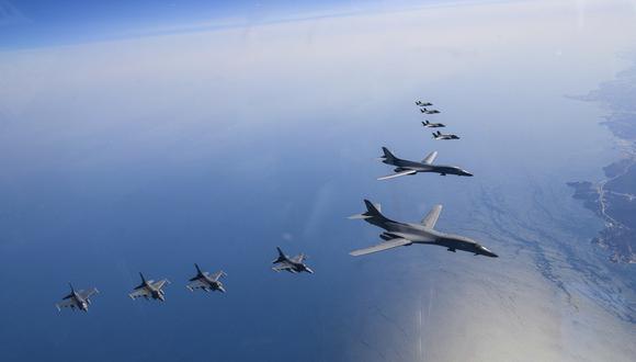 Las Fuerzas Aéreas de Seúl y Washington realizaron hoy maniobras con un bombardero estratégico B-1 estadounidense y cazas de ambos países. (Foto de Ministerio De Defensa Nacional De La Rep. De Corea / EFE)