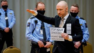 Breivik saluda al estilo nazi y pide salir en libertad tras 10 años de prisión por matar a 77 personas