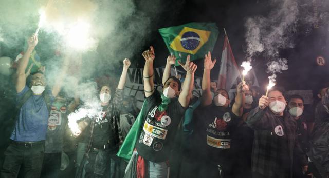 Manifestantes protestan contra el manejo del presidente brasileño Jair Bolsonaro de la pandemia de coronavirus y las políticas económicas Los manifestantes dicen que dañan los intereses de los pobres y la clase trabajadora en la Avenida Paulista, en Sao Paulo, Brasil. (Foto: AP / Marcelo Chello)