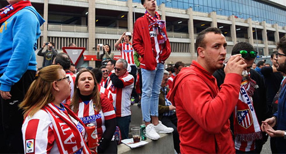 Un hincha del Atlético de Madrid vivió momentos de susto luego de darse cuenta que olvido su entrada del partido.