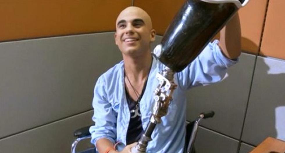 Jairo se prueba por primera vez su pierna ortopédica. (Foto: Captura América TV)