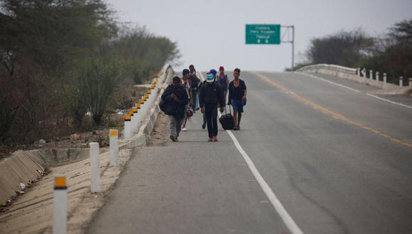 Migrantes venezolanos caminan por la carretera Panamericana luego de entrar al Perú por la frontera con Ecuador, el 31 de octubre de 2018. (Juan Vita / AFP).