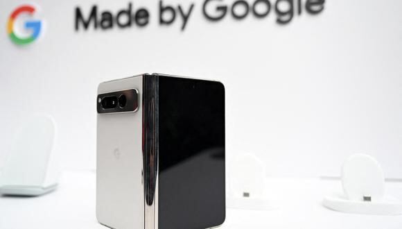 El nuevo Pixel Fold de Google, su primer celular plegable.