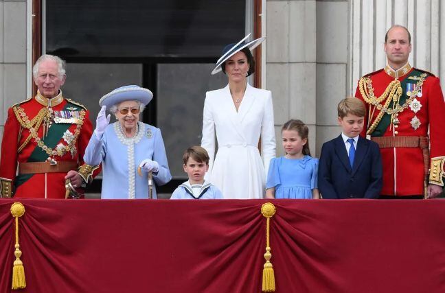 Prince Charles and Prince William wore, unlike Prince Harry, military uniforms to witness the Parade of the Banner and to greet the people from the balcony of Buckingham.  (DANIEL LEAL - AFP)
