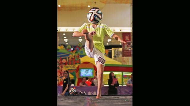 Gabriel Muniz se luce dominando el balón sin pies en Hong Kong - 6